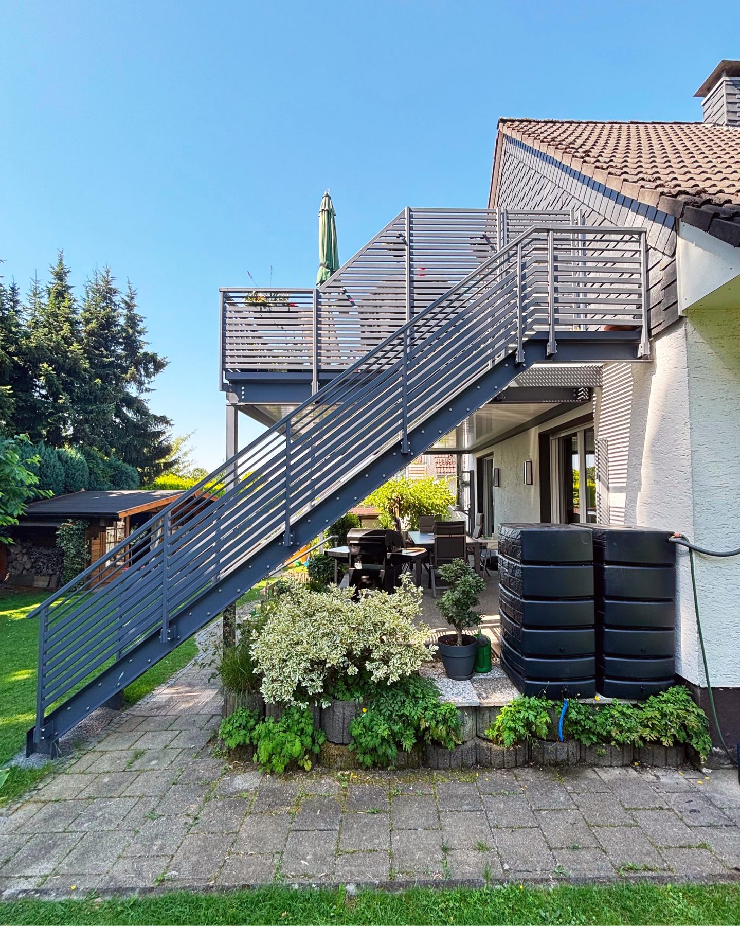 Anbaubalkon mit Stahltreppe