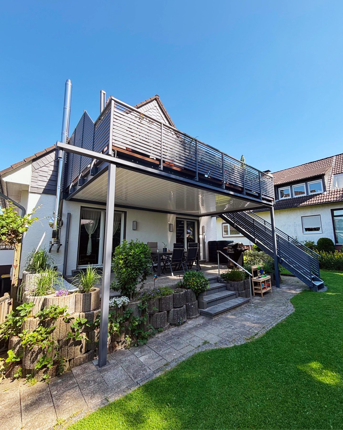 Anbaubalkon mit Stahltreppe – Bild 3