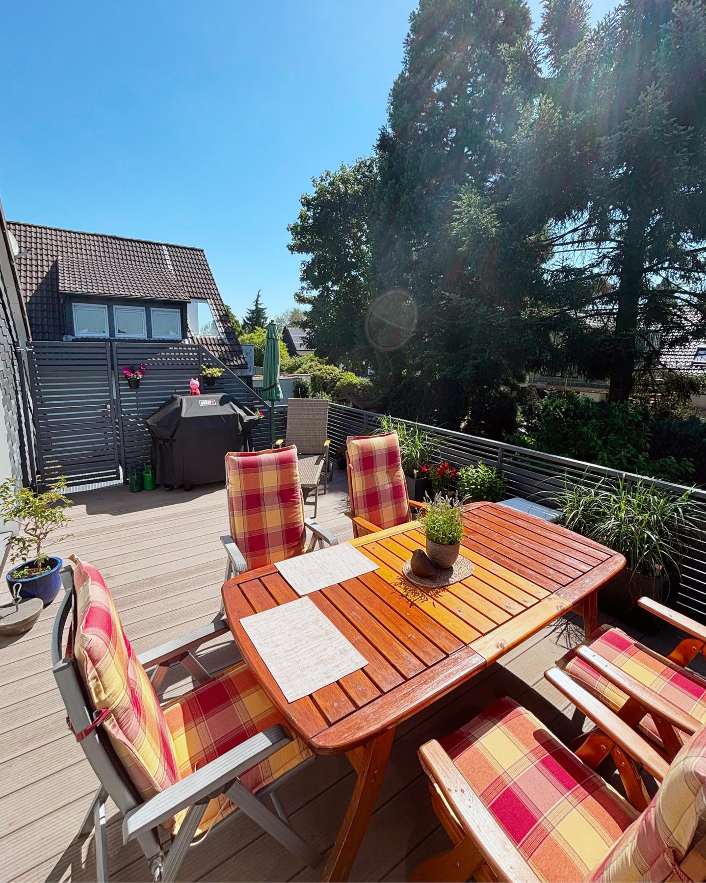 Balkon mit Holzdeck und Stabgeländer