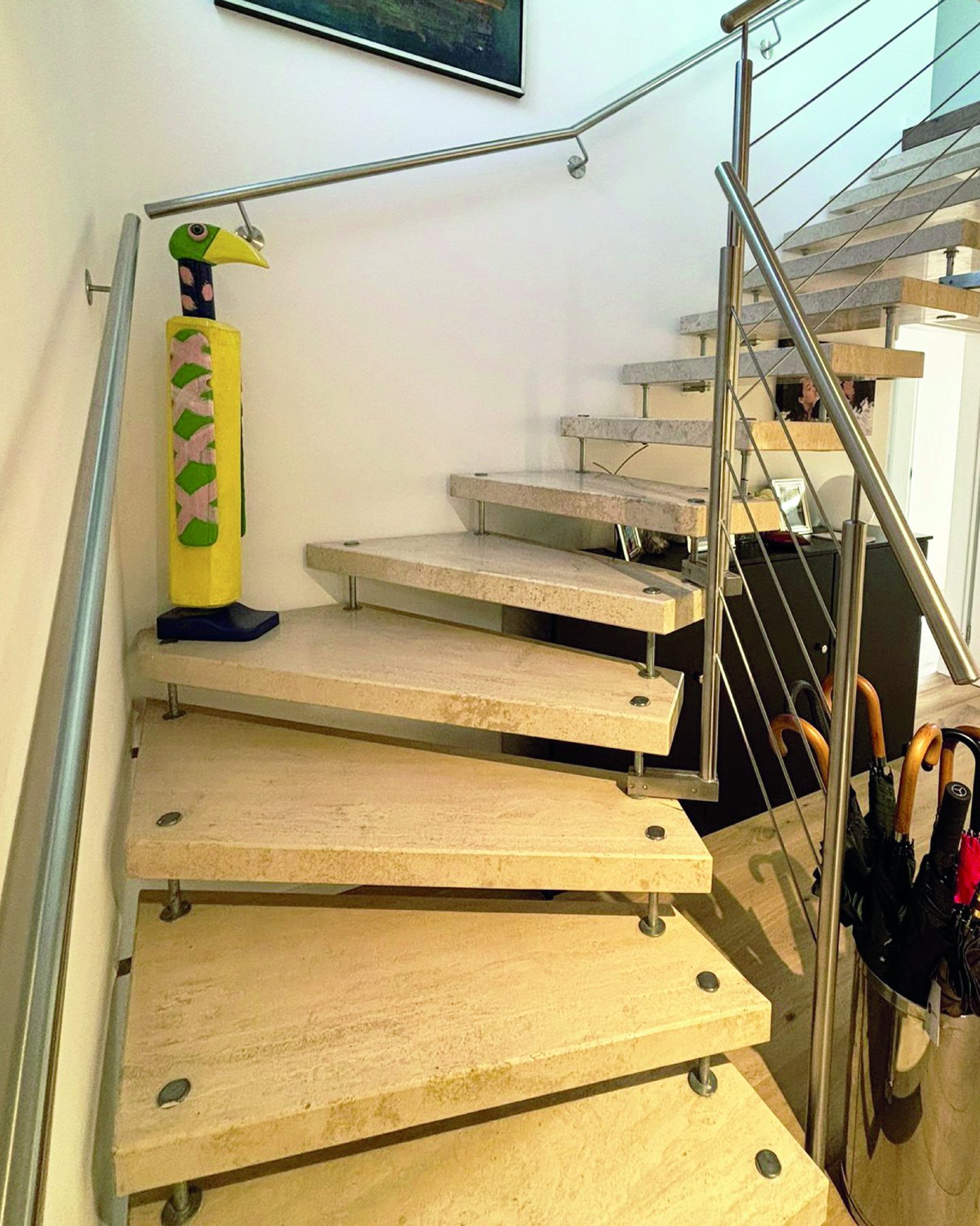 Freitragende Treppe mit Edelstahlgeländer – Bild 2