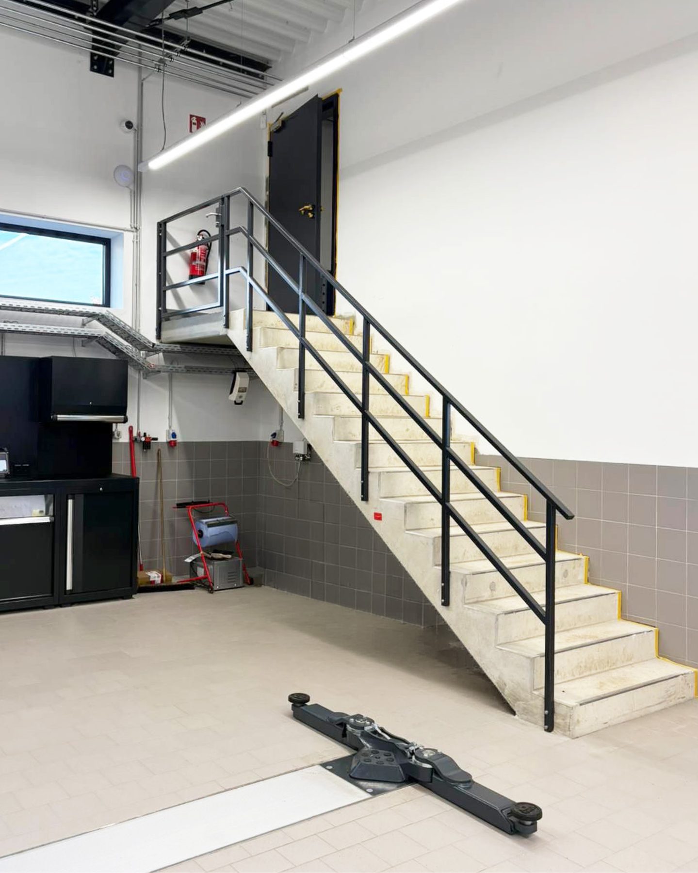 Stahlgeländer in Gewerbehalle – Bild 2